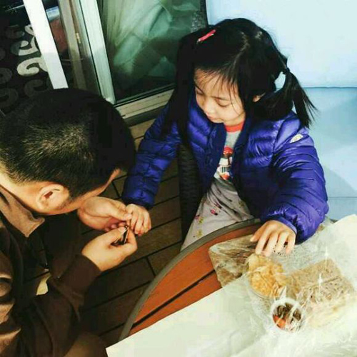 黄有龙为女儿剪指甲