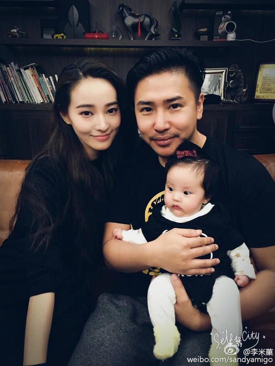 欧弟女儿一百天啦！全家福穿温馨亲子装_育儿新闻_新浪育儿_新浪网
