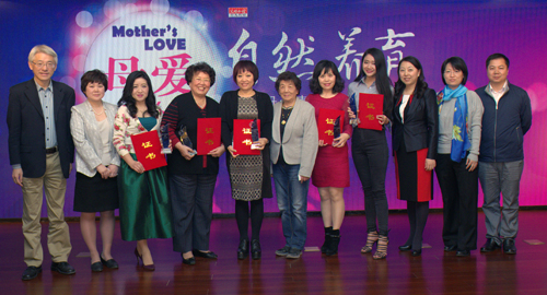 图注:为万千家庭科学育儿答疑解惑的儿科医生张思莱,坚守在儿童广播节目一线二十年的主持人小雨姐姐,凯叔讲故事微信公众号创始人王凯,帮热爱烘焙的妈妈们走进美食新世界的蔻蔻,致力于为新妈妈提供优质母婴用品的苏宁红孩子公司总经理潘敏获得“母爱360•推动自然养育人物”