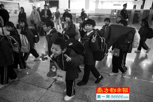 深圳福田口岸,办理完入境手续的跨境学童在工作人员的协助下回家。南都记者 霍健斌 摄(资料图)