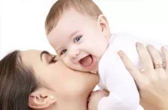孩子打翻牛奶后,妈妈居然这样对他说!