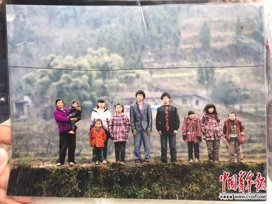 何家的全家福,照片缺了父亲何洪、大姐和被送走的老十一。