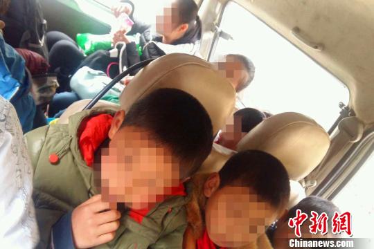 面包车内挤满了学生 史晓薇 摄