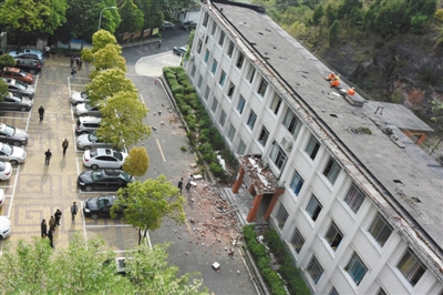 贵州凯里一学校护墙垮塌致学生2死3伤(图)|护墙