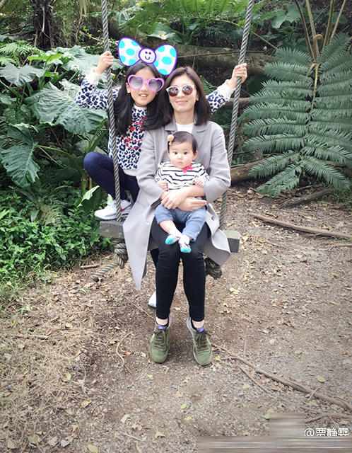 贾静雯罕见晒大女儿还遮脸 离婚怎样安抚娃|贾