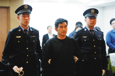 昨日，陈良涛在海淀法院受审，被判22个月。他表示将上诉，还当庭喊冤：“没过上一天两个老婆的生活”。