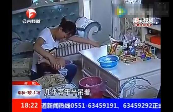 监控第4天开始保姆粗暴对待孩子,看到视频之后陆女士难以接受。第二天保姆刚到家上班,一夜未眠的陆女士就找她理论。