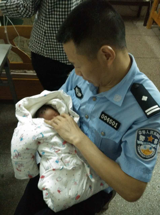 民警悉心照顾女婴。