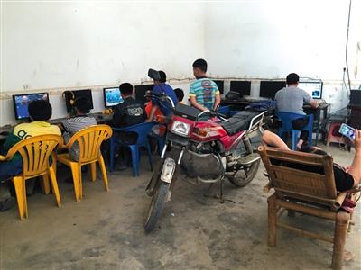 王宁攀湖南老家，学校外的黑网吧里，很多小学生在玩网游。 新京报记者 孙瑞丽 摄