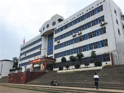 父母花钱将王宁攀送进省重点祁东一中,但他仍辍学打工。 新京报记者 孙瑞丽 摄