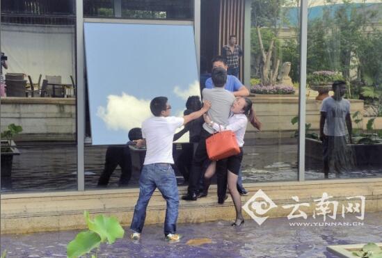 工作人员爬出窗户被业主发现并阻拦