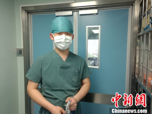 29岁的白晓光是北京大学人民医院麻醉科护士，作为手术室为数不多的“男丁”，白晓光在同事眼中是个“超人”。张尼 摄