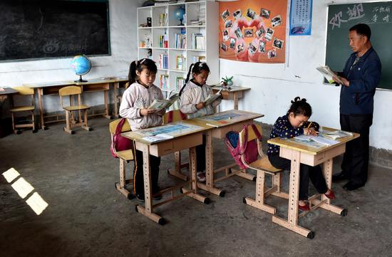 20年来，西辿小学走出70多名学生，到山下的寄宿制学校继续上学。学生走了一批又一批，原子朝始终坚守在大山深处的西辿小学, 每天除了轮流给孩子们上语文、数学、体育等课外，原子朝还要负责孩子们的接送,定期对孩子进行家访。