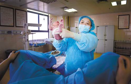 在市中医院妇产科，郭琴又顺利接生了一个新生儿。