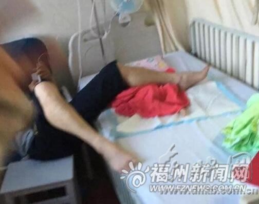 男子腿下面这团被单里裹的就是这名患病女婴。（林女士供图）