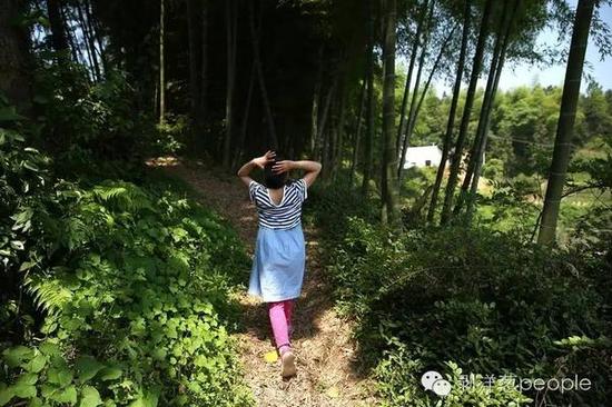 5月12日，莎莎走向家门口的一片竹林，这是她经常自己玩耍的地方。新京报记者 薛珺 摄