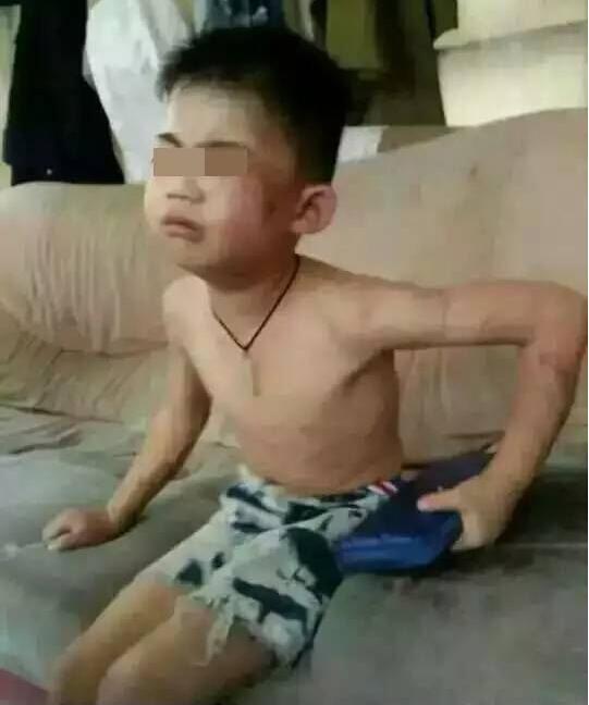 资料图:被打男童。