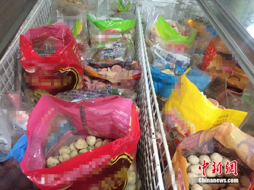 5月16日,北京市某批发市场,麻辣烫食材的包装袋都未封口。中新网 邱宇 摄