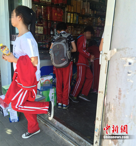 5月16日下午，北京丰台区某小学的学生在附近小超市买东西。中新网 邱宇 摄