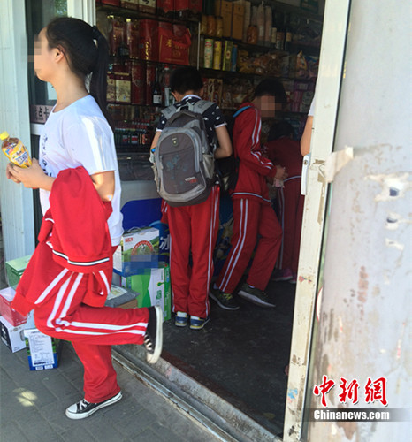 5月16日下午,北京丰台区某小学的学生在附近小超市买东西。中新网 邱宇 摄