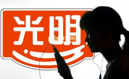“光明乳业正在逐渐掉出乳业第一梯队,产品多次被食药监部门点名,对陷入发展瓶颈期的光明乳业无疑是雪上加霜,两次事件损害了光明乳业的品牌形象”