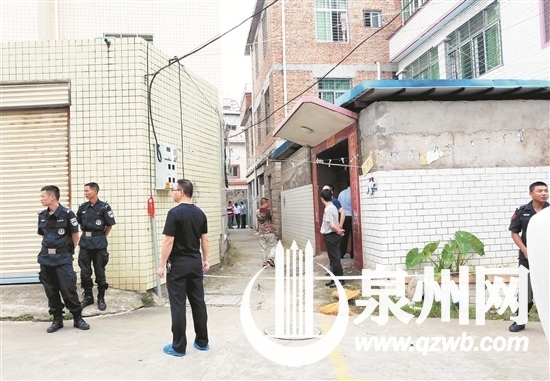 事发地位于巷内一栋3层民房的一楼,案发后警方在巷口拉起警戒线