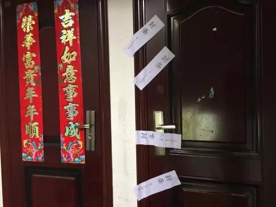 案发的20栋4单元302室已经被警方封锁,门上贴满了封条