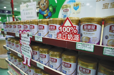 6月2日,呼和浩特,奶粉在药店内售卖。新京报记者 王远征 摄