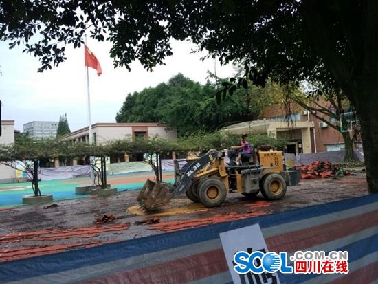 四川私立学校主动拆除塑胶跑道 恢复水泥操场