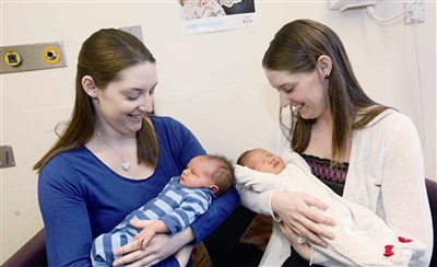 英国格拉斯哥一对姊妹35岁的弗林（Michelle Flynn）及32岁的默里（Siobhan Murray），上周一同迎接女儿诞生。