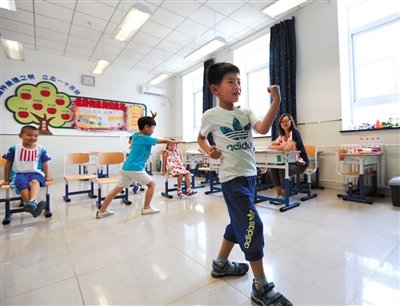 东城分司厅小学幼升小现场，各路小朋友在老师面前各显其能，图为两位小朋友在展示刚学的武术操。东城区教委供图