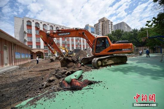 资料图：6月17日，北京市西城区教委对实验二小白云路分校操场进行全场拆除。中新网记者 金硕 摄