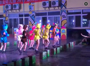 幼儿园雷暴雨中举行毕业典礼 园长称历练意志