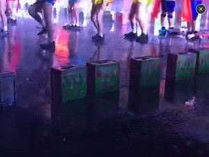 幼儿园雷暴雨中举行毕业典礼 园长称历练意志