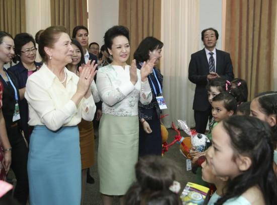 彭丽媛观看了乌兹别克斯坦学生的精彩演出。新华社记者丁林摄