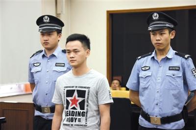 昨日，朱明巍站在法庭内等待宣判。通讯员 王鑫刚 摄