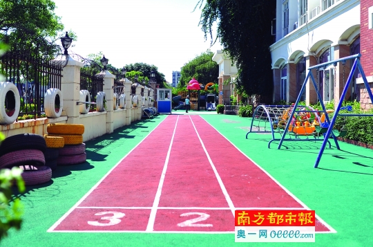 东莞寮步格林威尔幼儿园的跑道紧挨教室。