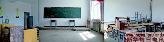 山西五寨县右所中心小学,闲置的教室要么空空荡荡,要么堆满旧桌椅。摄影:记者谢锐佳
