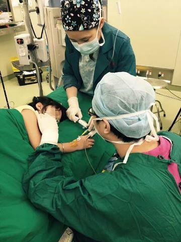 图说：女孩接受胃镜手术（脸部经马赛克处理）。松江区中心医院供图