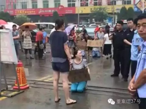 ▲事发后,男童家属幼儿园门前“跪求”孩子死因。 视频截图