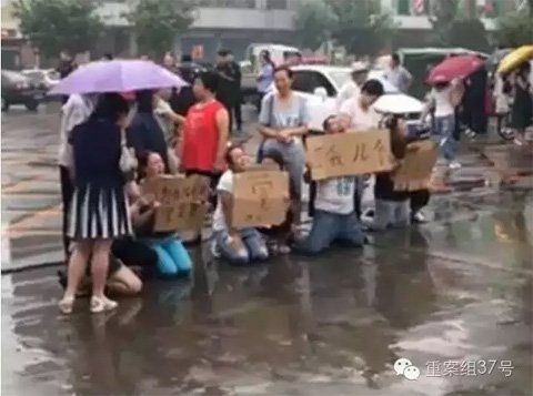 ▲事发后,男童家属幼儿园门前“跪求”孩子死因。 视频截图