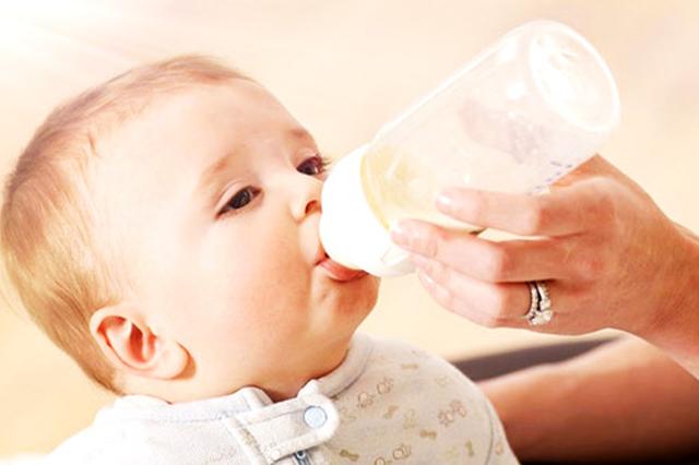 怎么判断宝宝想吃奶？