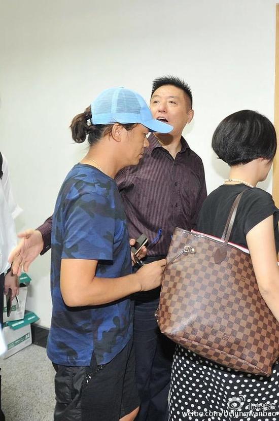 王宝强现身法院正式起诉离婚