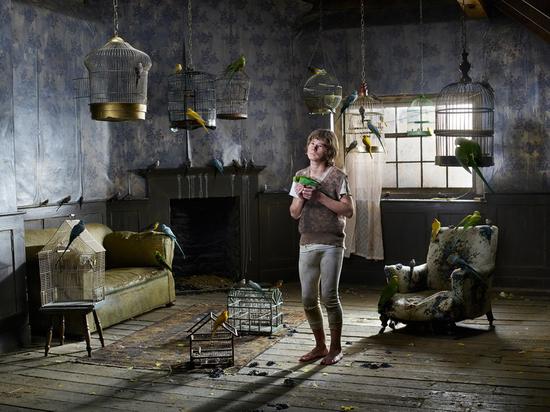 图为：Prava，俄罗斯，2008，摄影：Julia Fullerton-Batten
