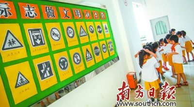 注意交通安全很重要。家长老师都应给孩子讲解交通安全常识,辨认一些交通安全标志。 南方日报记者 曾亮超 摄