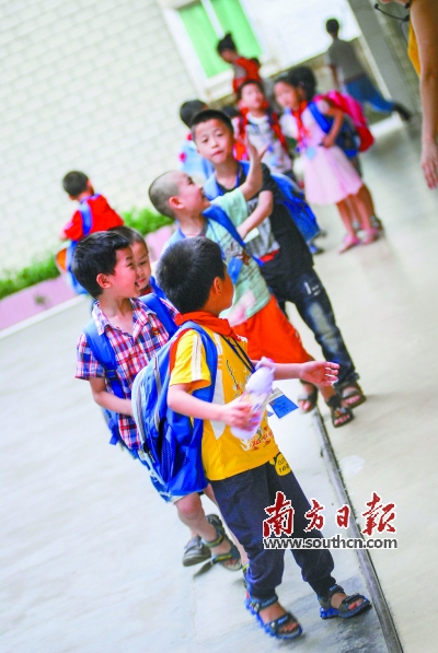 孩子上学后,活动范围比上幼儿园时大很多,加上小学老师不会再像幼儿园老师那样把太多精力放在孩子的生活上,这时孩子就容易出现各种危险。南方日报记者 曾亮超 摄