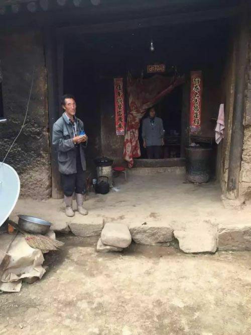 （8口之家仅剩年迈的母子，住着58年前的土坯危房）