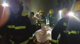 衡山县妇幼保健院,消防官兵正把产妇抬出火场。供图/衡山县公安局