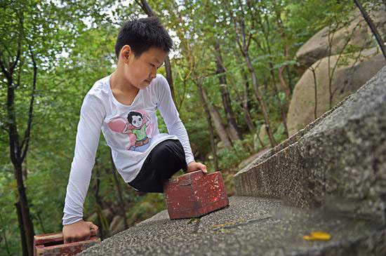 小宇以手代脚,来回倒换着木鞋