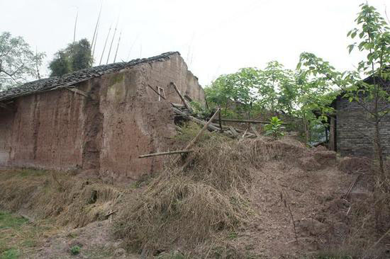 这栋倒塌的土房就是刘坤、刘强兄弟曾经的住所。